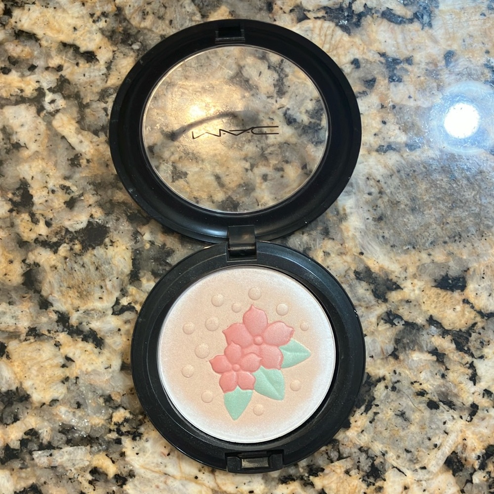 MAC Cosmetics In For A Treat - beautiful highlight